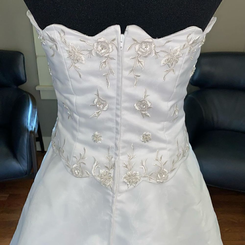 Wedding gown NWT custom made strapless w/embroidery and subtle beading - Picture 8 of 16